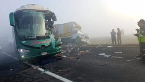 Carambola masiva en Libramiento Bicentenario por neblina deja al menos 3 personas sin vida