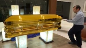 Exhiben ataúd dorado ligado al narco en Colima