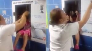 Mujer baña a niña en despachador de agua por escasez y se vuelve viral