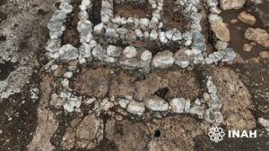 Descubren estructura ceremonial de más de mil años