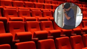Despierta solo y pasa la noche encerrado en un cine