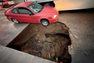 Cierran puente de Terrazas del Valle, Baja California, por socavón; vehículo estuvo a punto de caer