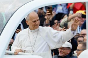 Retoma León XIV sus audiencias y recorre la Plaza de San Pedro en el Papamóvil